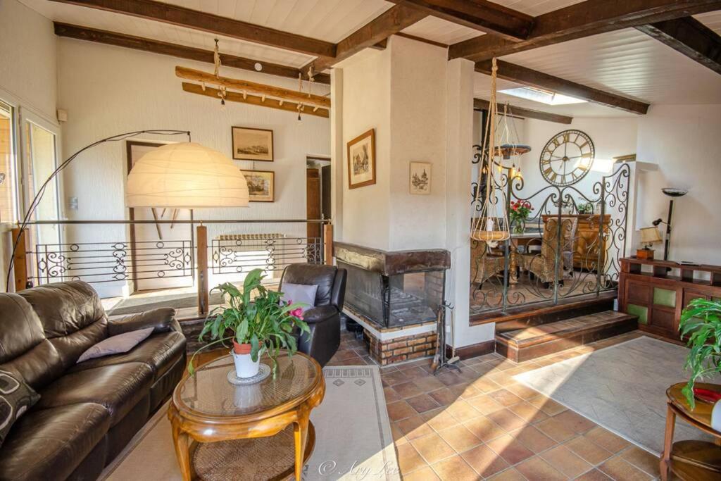 Gite Du Mont Plaisir Villa Chouvigny Bagian luar foto
